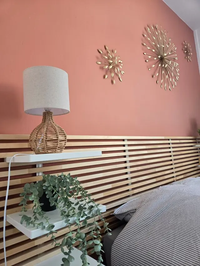 Adélise, chambre, tête de lit et lampe