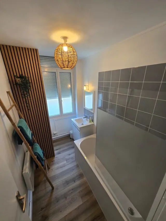 Adélise, salle de bain avec baignoire