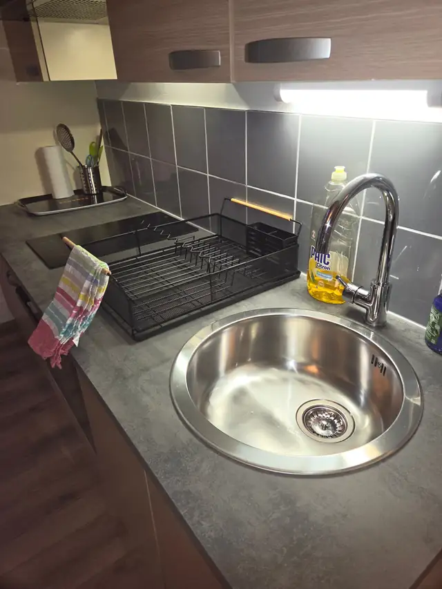 Adélise, cuisine, plaque, plan de travail et évier