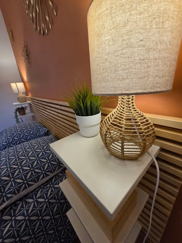 Adélise, chambre, chevet et lampe tressée