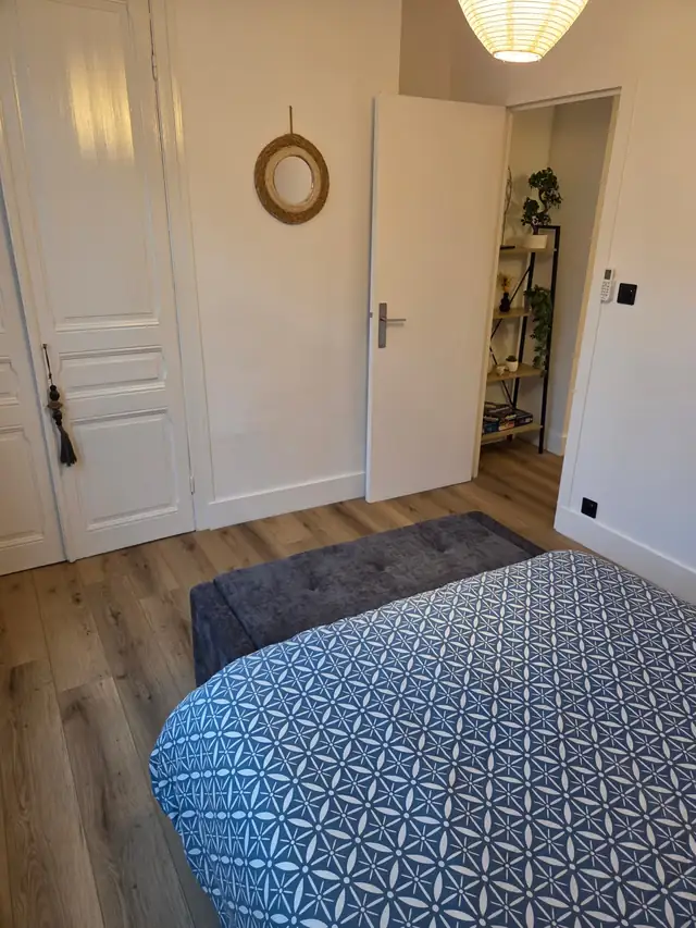 Adélise, chambre, vue vers la porte et banc au pied du lit