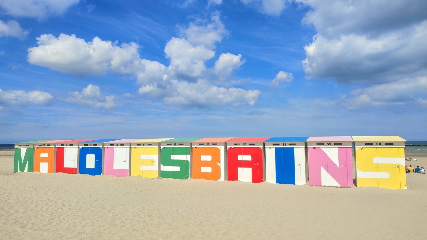 Kleurrijke strandcabines die MALO LES BAINS vormen op het zand