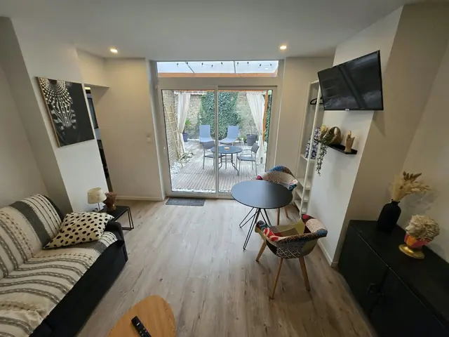 Loucé, séjour, vue d'ensemble vers la terrasse