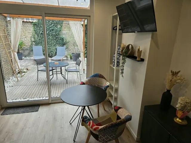 Loucé, séjour, coin repas et accès terrasse