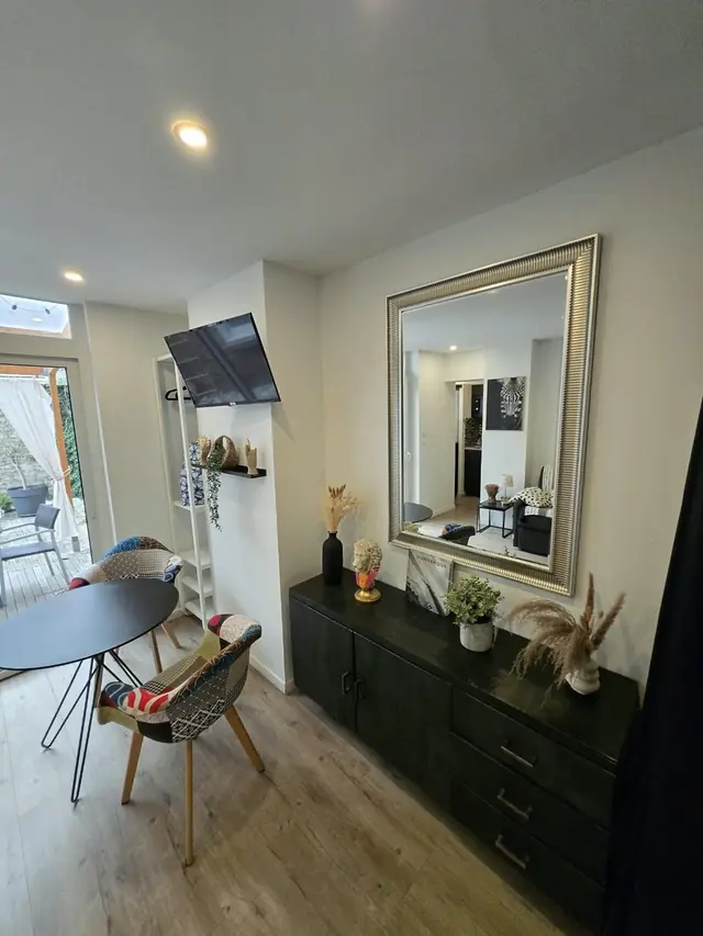 Loucé, séjour, miroir et coin repas