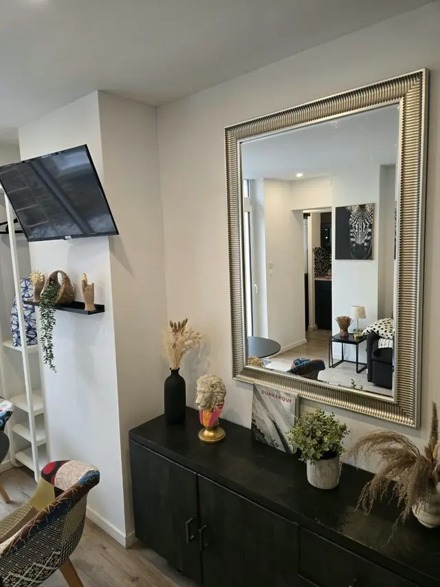 Loucé, console et grand miroir