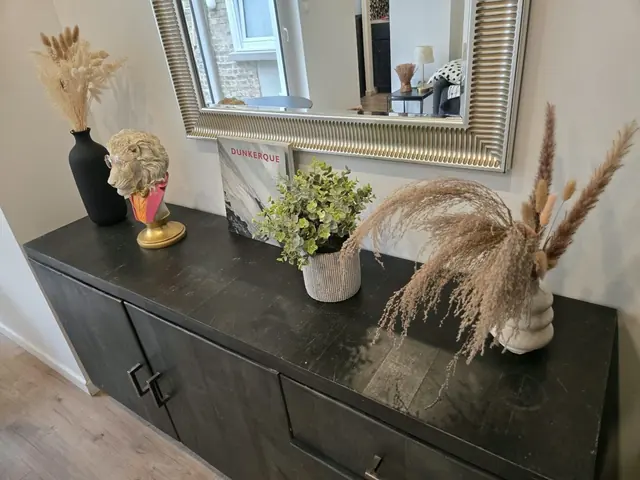 Loucé, détail déco sur la console