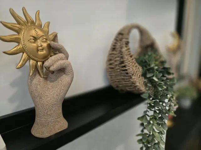 Loucé, détail déco, le soleil