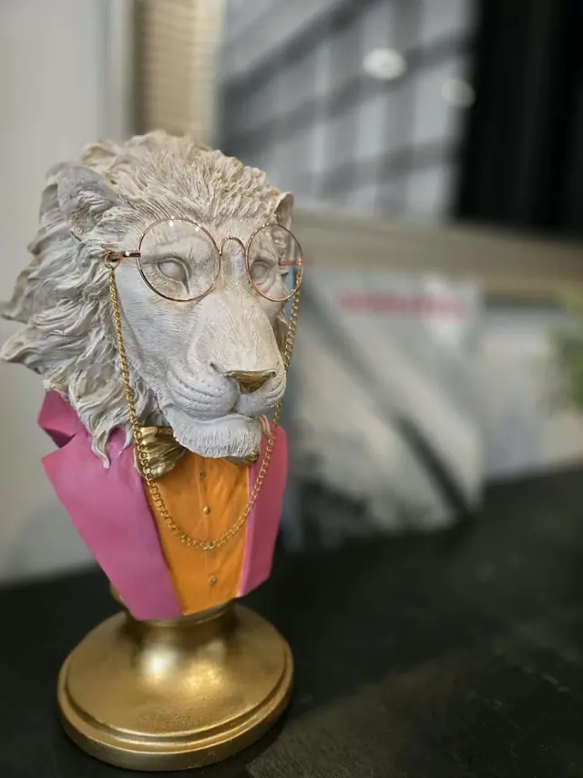 Loucé, détail déco, le buste de lion