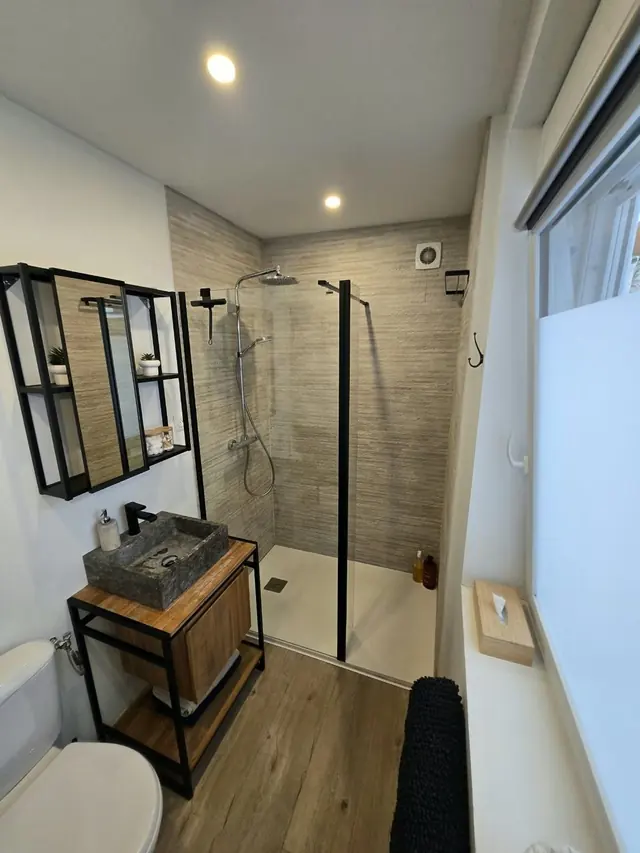 Loucé, salle d'eau, douche à l'italienne