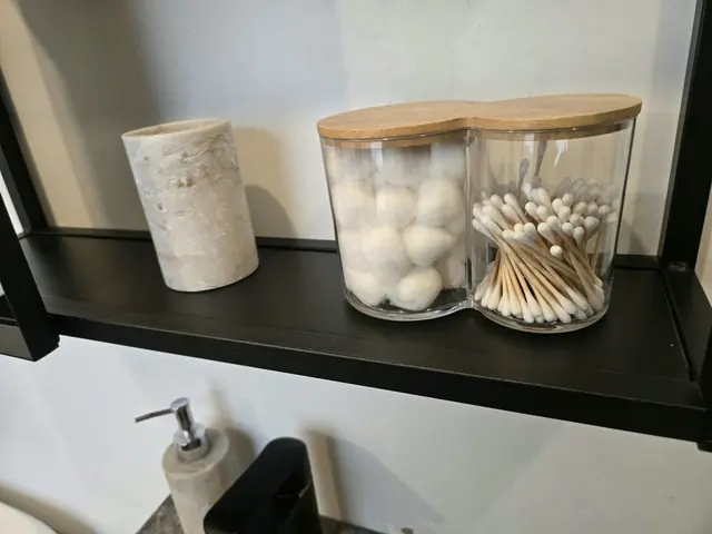 Loucé, salle d'eau, détail des accessoires