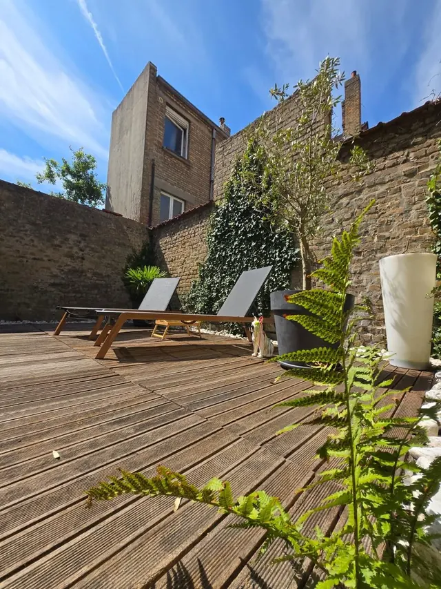 Loucé, terrasse en plein soleil