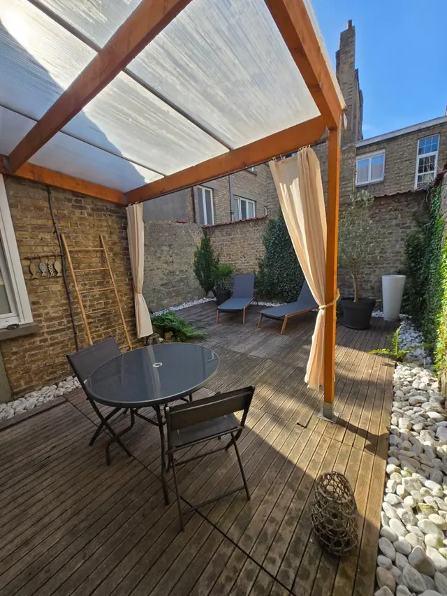 Loucé, pergola et coin repas extérieur