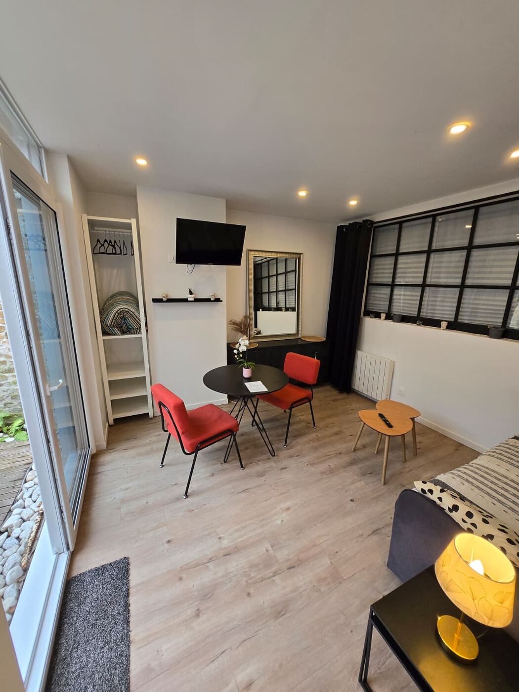 Loucé — coin salon et rangements