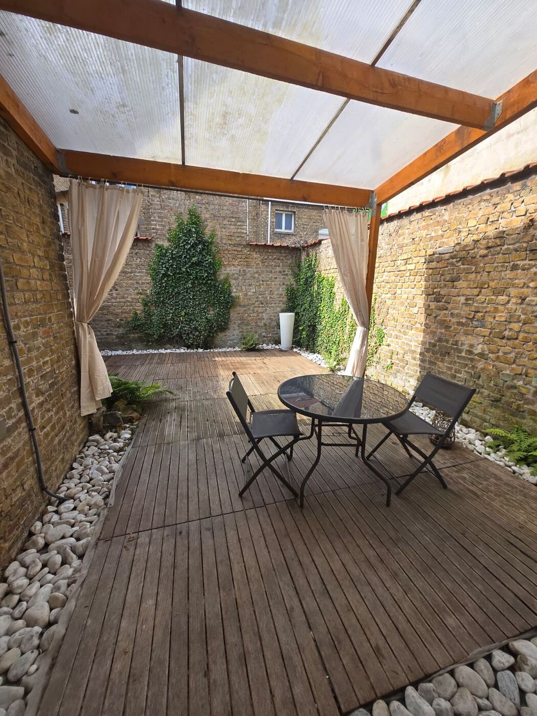 Loucé — terrasse couverte et coin repas extérieur